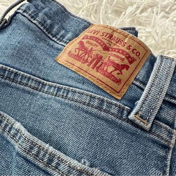 Levi’s High Waisted Mom Jeans Sz 26 Light Wash Distressed Denim - Picture 3 of 14